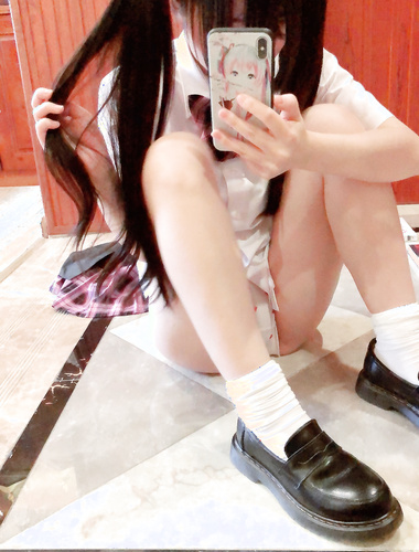 清纯反差小母狗Twitter萝莉『蔡小熊』福利，可爱乖巧的小妹妹怎么能这么烧呢？一线天白虎嫩穴自己插出白浆