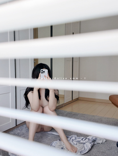 olive 白色絲綢睡袍圖片