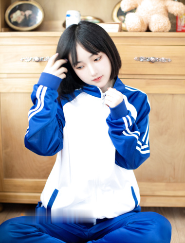 强烈推荐！青春无敌！超可爱清纯美少女萌妹【咔咔】付费私拍视图2部，又纯又欲相当哇噻超级可爱的小熊妹