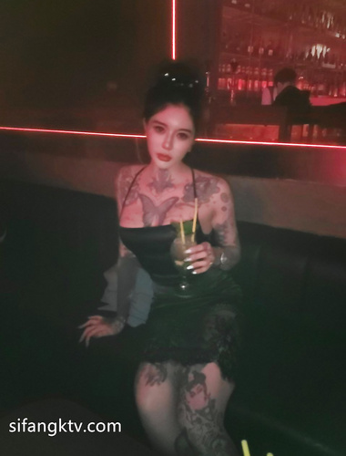 Showing your face is the way to go! Sexychloe, a popular Twitter celebrity with peak looks and fair looks, has various benefits, including various training and sex, and her vaginal ring and body tattoos are full of wildness