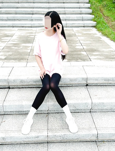 เจ้าแห่งการร่วมประเวณีระหว่างพี่น้องในชุมชน Haijiao [น้องสาวของฉันที่สามารถฉีดน้ำได้] ตัดกางเกงเลกกิ้งอันเป็นที่รักของน้องสาวของเธอออก บังคับให้เธอหลั่งน้ำอสุจิระหว่างทำอาหาร และบันทึกกระบวนการทั้งหมดตั้งแต่ห้องครัวไปจนถึงห้องนั่งเล่น