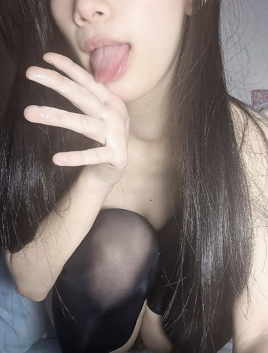 2004年生まれの最高の女子大生、清純派お嬢様【ペッパーシード】が、上品なメガネと全身に卑猥な言葉が書かれた学生服を着て、ディルドに座りV字のジェスチャーで目を丸くする姿はまさに絶品！とても対照的です。