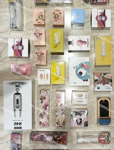 トップコントラストの眼鏡をかけた小学生の女の子「ミキ・ニャー」が護身用浣腸を公開し、屋上のJKに絞りたてのオレンジジュースを噴射