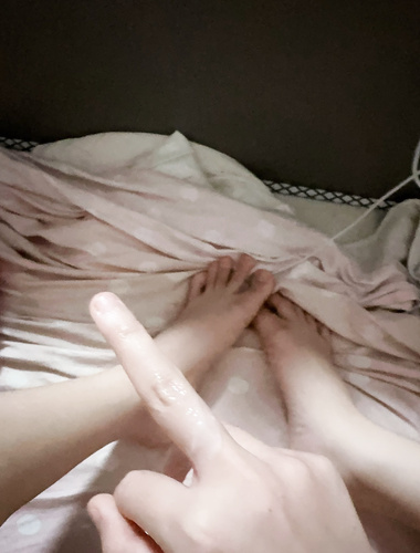 The ultimate pink twin-tailed slut "Cat Purple Baby" plays with herself in the car, and plays with her father in the car. She is pressed against the window by her father and fucked hard. She is so shy.