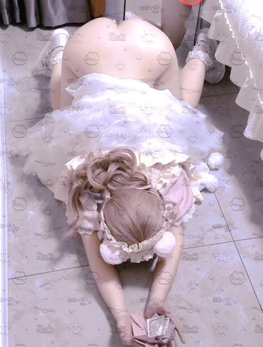 The innocent and contrasting little loli "zoey" secretly had sex with her owner in the parking lot. She didn't dare to scream loudly. The puppy was penetrated from behind, and the owner's slap marks were all over the puppy's butt.