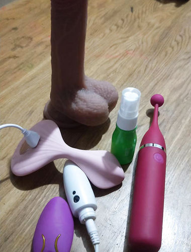 ผู้หญิงที่แต่งงานแล้วที่ตัดกันและเซ็กซี่ "หยูเฉิน" กำลังจะระยำจนตาย เธอใช้ประโยชน์จากความเมาของเธอเพื่อปลดล็อกชายร่างใหญ่ 4 คนภายใต้การแนะนำของเพื่อนของเธอ แม้ว่ามันจะดี แต่เธอก็เดินไม่ได้ในวันนี้