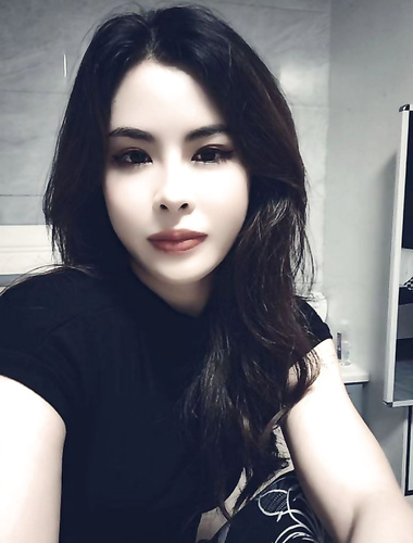 Jinjiang Wanda [Xiaoxiao], the lady with face-showing glasses, provides a full set of high-end club-style services to provide guests with various selfies