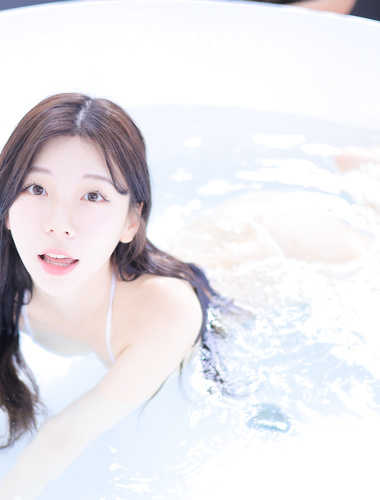 韩国嫩模【李素英】9月最新两部VIP作品！ 【洗眼神器】一眼让人如沐春风的超级清纯美少女，戏水清凉套装，初恋女神（1）