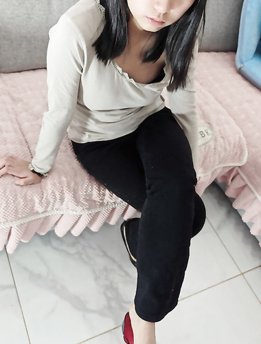 2024年【重磅核弹】20岁女大学生【奶妮】VIP福利，邻家小妹被大叔干，娇嫩苗条，呻吟声好动听还听话