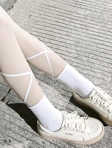 顶级反差尤物福利女神『美美小气』丝袜塞B，丝袜出来时抽出来的时候水不停的喷，让自己高潮了