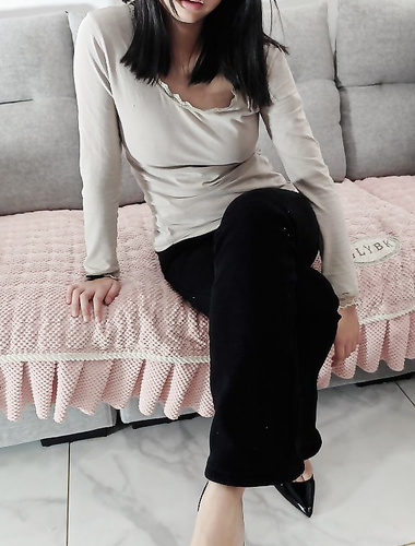 2024 [Blockbuster Nuclear Bomb] 20-year-old female college student [Nanny], the girl next door, was fucked by her uncle. She had a footjob and oral sex on the sofa. Pure and cute, a rare masterpiece!