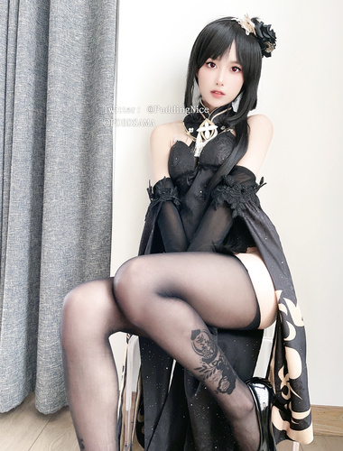 [푸딩법] 검은 스타킹을 신은 아름다운 소녀, 통통하고 섹시한 그녀의 얼굴과 음순을 보여주고, 끈팬티로 보지를 문지르며 자위를 하며, 영상에서 그녀의 보지를 노출시킵니다