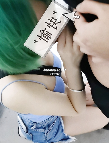 喜欢被粗暴对待把自己最淫贱的模样赤裸裸毫无保留的展现在大鸡巴面前自己板着腿把骚逼的最佳进入视角展示给主人迎合着大鸡