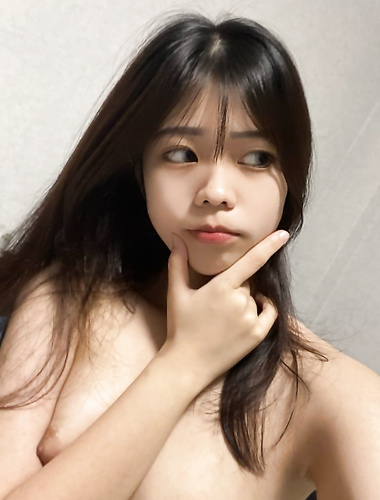 清純顏值學妹，私下裡騷到淌淫水，狗蹲翻白眼吐舌頭，掰逼揉胸臉穴同框自拍