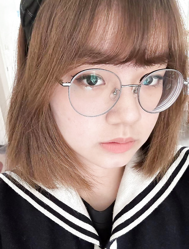 ในทางเดินที่ไม่มีถุงยางอนามัย สาวแว่นโดนเย็ดโดยไม่ใส่ถุงยางอนามัย และน้องสาวสุดเซ็กซี่โดนเย็ดและแตกใน