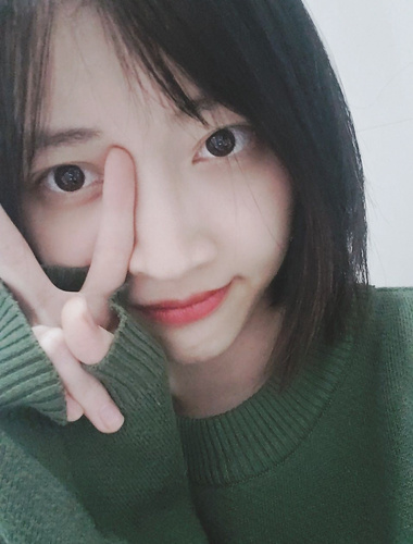 สาวนักศึกษาที่เพิ่งเรียนจบจากวิทยาลัยธรรมดาแห่งหนึ่งในต้าโจวถ่ายเซลฟี่กับแฟนหนุ่มของเธอในบ้านเช่า