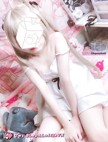 매우 부드러운 합법적인 작은 암캐 로리 "LepALuli2kVN"은 그녀의 주인 아버지에게 이중 포니테일로 끌려 뒤에서 침투당했고 그녀의 털이 없는 작은 겁쟁이는 큰 수탉으로 가득 차 있었습니다.