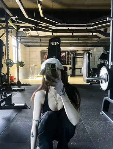 Cô gái chân dài mặc tất lụa đen trong phòng tập thể dục sau một hồi làm quen với nhau, rồi rủ cô đi thuê phòng. Họ quan hệ ở nhiều tư thế khác nhau trong khách sạn, tiếng rên rỉ của cô khá phấn khích.