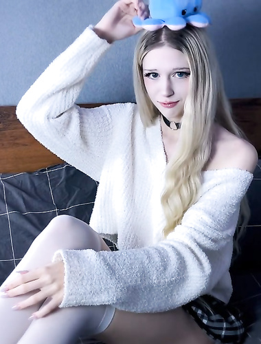 金发碧眼高颜值极品身材国外美女大学生，打牌输光衣服后被大鸡巴爆操