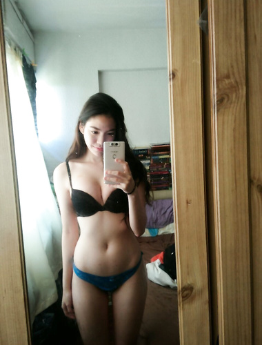 Sinh viên thạc sĩ và tiến sĩ Singapore so sánh con đĩ, thích con cặc to, liếm rồi nhét vào lồn, rồi rút ra liếm sạch. Đúng là học vấn càng cao, con gái càng dâm đãng.