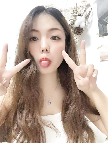 The company's new intern female college student, who looks quite innocent in front of others, was secretly seduced by the manager online and took a selfie with a beer bottle inserted into her pussy