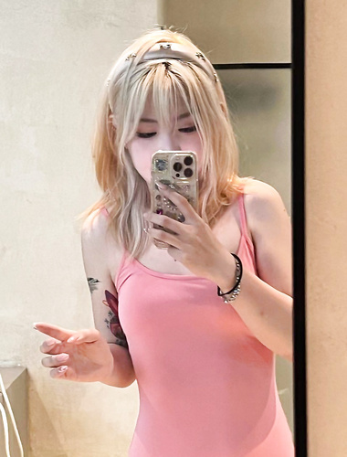 นักศึกษาสาวผมเหลืองสุดเซ็กซี่ ถูกสาวผมเหลืองข่มขืนบนโซฟาโดยไม่ใช้ถุงยางอนามัยในโรงแรม จิมิสีชมพูอ่อนหวานของเธอช่างงดงามเหลือเกิน อพาร์ตเมนต์แห่งนี้หาได้ยากและงดงามจริงๆ