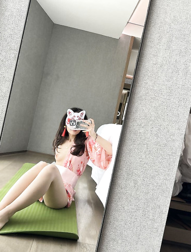 大二的粉嫩高顏值學姐，被富二代調教捆綁各種姿勢玩弄爆操抽插內射，還往妹子的騷穴里滴風油精