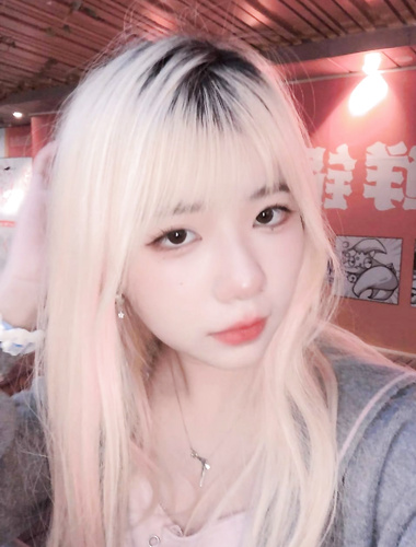 Một nữ sinh viên đại học rất gợi cảm với ngoại hình cao ráo, chụp ảnh tự sướng riêng tư để cho bạn trai xem và cầu xin anh ta quan hệ với mình, mặc nhiều loại đồng phục và lụa đen để quyến rũ bạn trai, một con đĩ thực sự