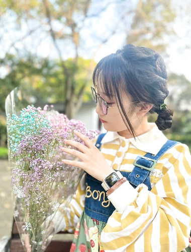 This pure female college student born in the 2000s with glasses has an amazing blowjob. She keeps eating non-stop. How long can you last by licking like this?