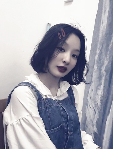 A slutty female college student born in the 2000s took a selfie in the girls' dormitory for her long-distance boyfriend to see. She was so horny in private.