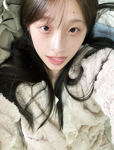 清純白嫩的女大學生和異地戀男友裸聊，在女生宿舍裡面自拍，簡直就是只騷母狗