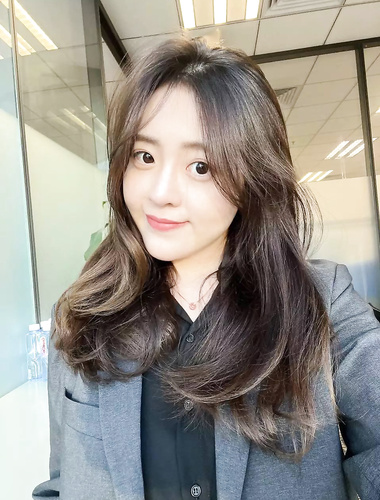 นักศึกษาสาวสีชมพูที่เกิดในยุค 2000 กลายเป็นอีตัวแสบกินไก่ เธอถูกแฟนหนุ่มกดบนเตียงและถูกเย็ดโดยไม่ใช้ถุงยางอนามัย จิมิสีชมพูของเธอก็ถูกยิงโดยไม่ใช้ถุงยางอนามัยเช่นกัน