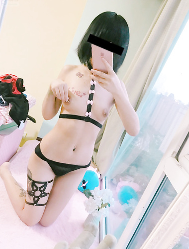 The best spirit girl, with nipple nails and labia nails, masturbates and urinates close-up