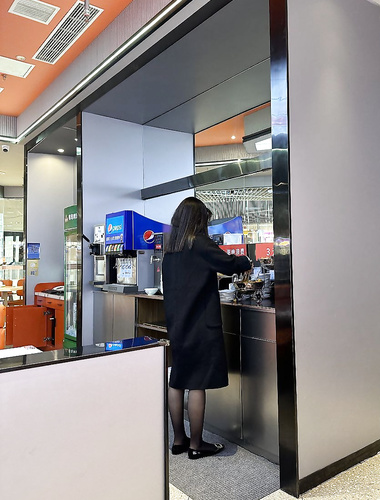 Một nữ sinh đại học với khuôn mặt hồng hào, xinh đẹp ra biển làm thêm. Cô bị người bảo lãnh trói bằng xích chó ngay tại khách sạn rồi bị cưỡng hiếp dữ dội. Thật gợi cảm.