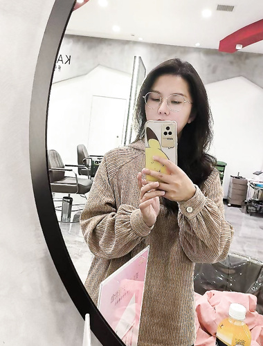 师范大学刚毕业的实习老师，私下里是被调教成吃鸡母狗，被男友按在床上疯狂中出