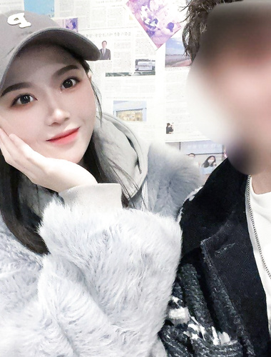 Một cô gái trẻ da trắng xinh đẹp đang quan hệ tình dục với bạn mình một cách riêng tư, mặc quần tất lụa đen hở đáy và nhìn vào gương từ phía sau