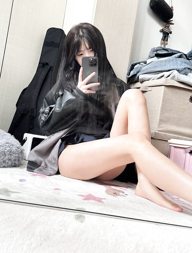 清纯粉嫩的女大学生，自拍给金主的定制福利，这粉嫩玉足简直就是极品