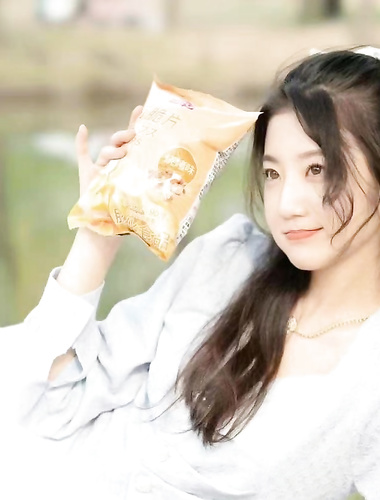 神仙颜值的女大学生，在金主面前就是骚浪母狗，被各种调教玩弄爆操，妹子很主动乘骑，这颜值和身材简直了