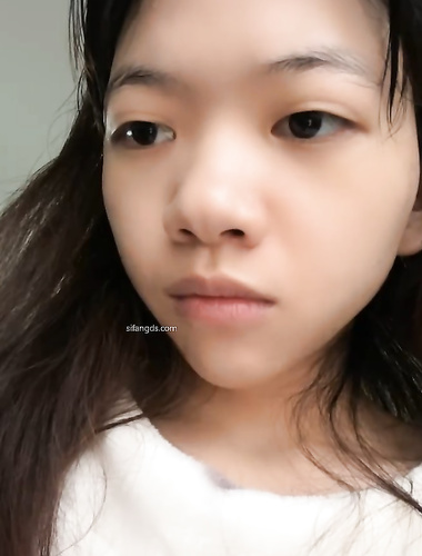 粉粉嫩嫩的广西小表妹儿，脾气很好，涉世未深很健谈，日系气息浓郁，奶茶+螺蛳粉=完美的一天~