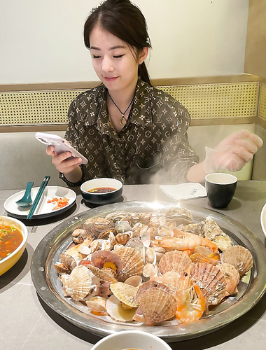 The bride-to-be, Xue X, was fucked hard by her fiancé on the wedding bed, and the thick semen shot into her face and she applied a facial mask...