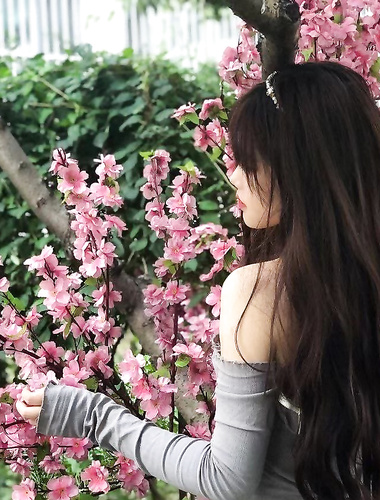 雲盤高質露臉泄密，重慶純欲女大學生性愛流出，生活照女神級，脫光秒變母狗，口交啪啪內射，將反差展示的淋漓盡致