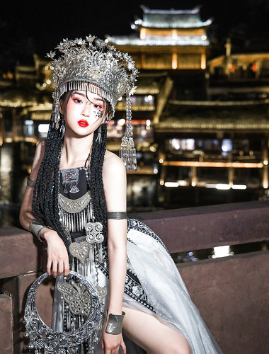 瓦斯塔亞小龍蝦 – 苗疆女子