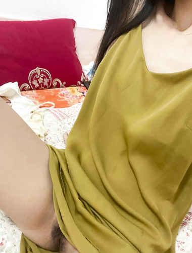 有一個超級騷貨女友是種什麼體驗，看這位兄弟就知道了，各種風騷自拍，懟臉吃蛋蛋，舔大jb的樣子風騷入骨，被操還得加振動棒，巨騷母狗，不雅視頻流出