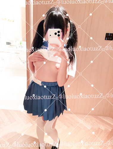 超極品合法卡哇伊小蘿莉『洛洛醬』極品饅頭穴被大肉棒粗暴捅開，一使勁兒感覺就操破了一樣