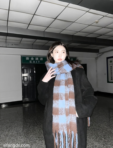 雲盤高質露臉泄密！湖南美女露臉性愛圖影流出，又嫩又反差，調教的很聽話，衛生間搞起來