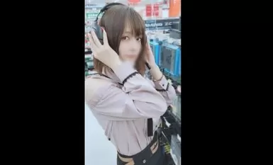 FC2PPV-1408267 Liên tục làm kem cho cô nàng bình luận viên nhút nhát với thân hình siêu mảnh mai (63 phút)