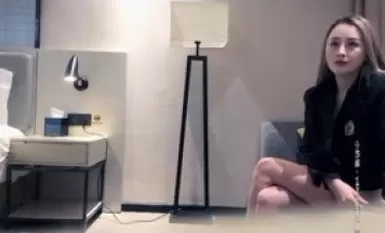 ชายกล้ามกำลังพบกับสาวฮอตระดับไฮเอนด์ทางออนไลน์ จ่ายเงินสดเพื่อซื้อขาสวยในชุดกระโปรงสั้น