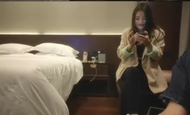 중국인은 중국인을 속이지 않습니다 심야 태닝 꽃 창녀, 토끼 소녀 에로틱 한 의상과 함께 제공됩니다.