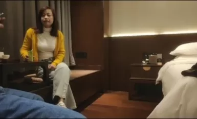 中国人不骗中国人约人妻风骚轻熟女，撩起衣服舌吻摸奶