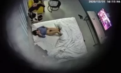 连锁酒店真实情侣开房偷拍，短发JK制服卡哇伊萝莉 和男友开房打炮